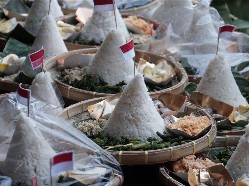 kirab-tumpeng kirab
