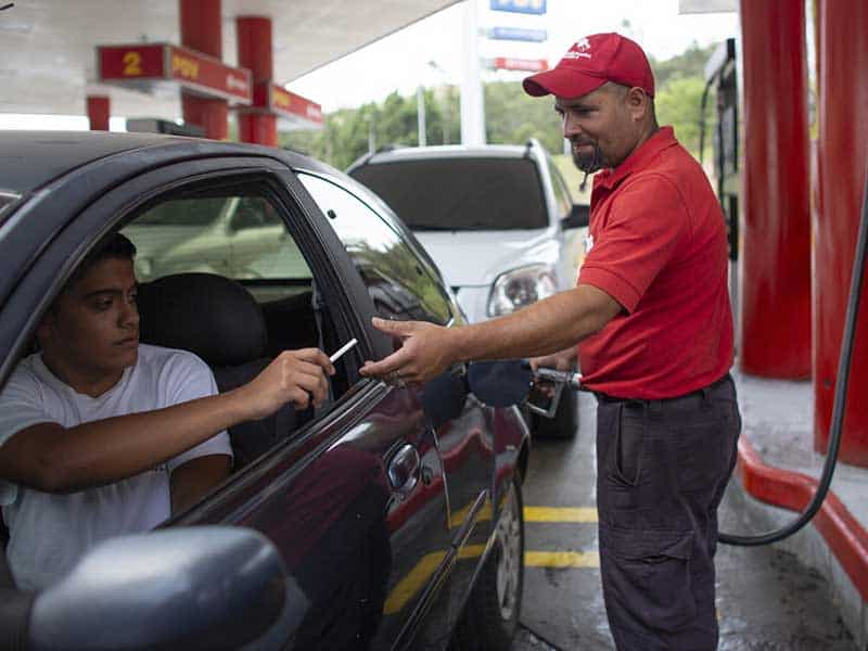 penduduk-venezuela-bayar-BBM