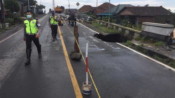 jembatan-lodukuh-di-temanggung-ambrol
