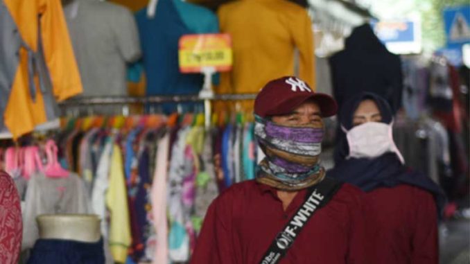 warga-semarang-raya-ke-pasar-wajib-pakai-masker