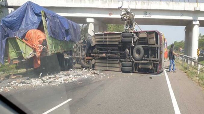 kecelakaan-di-tol-cipali-bus-tabrak-truk