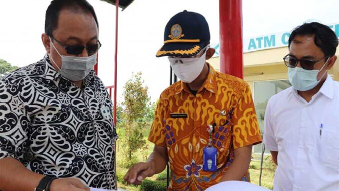 ketua-komisi-d-dprd-jateng-di-halte-bus-trans-jateng-kendal
