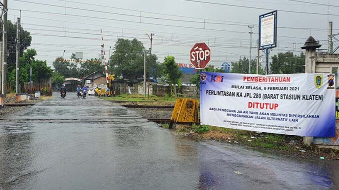 perlintasan-ka-di-barat-stasiun-klaten-ditutup