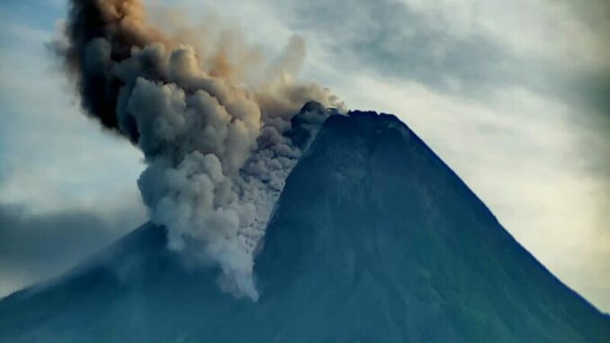 erupsi-eksplosif-gunung-merapi