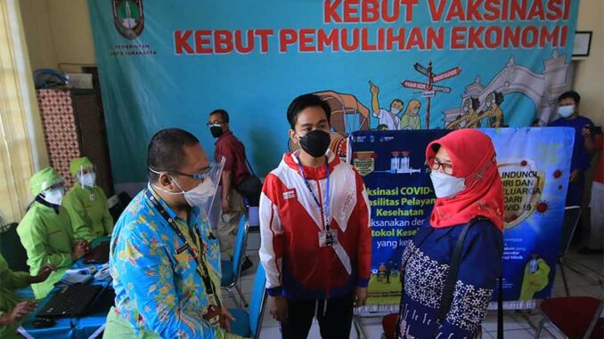 gibran-vaksin-pedagang-pasar-gede-solo