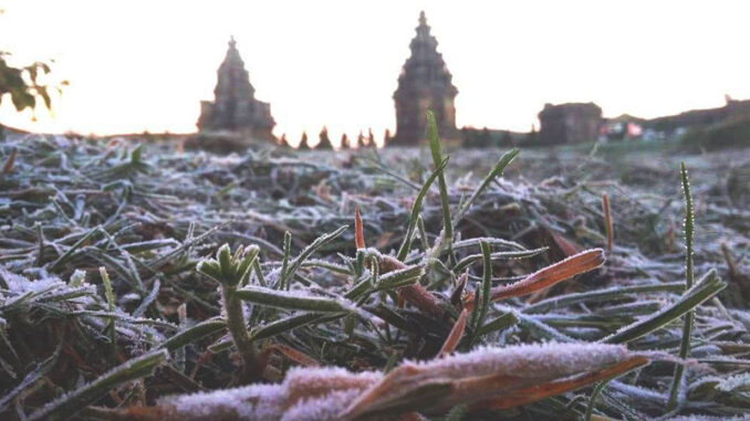 embun-es-candi-arjuna-dieng-2021
