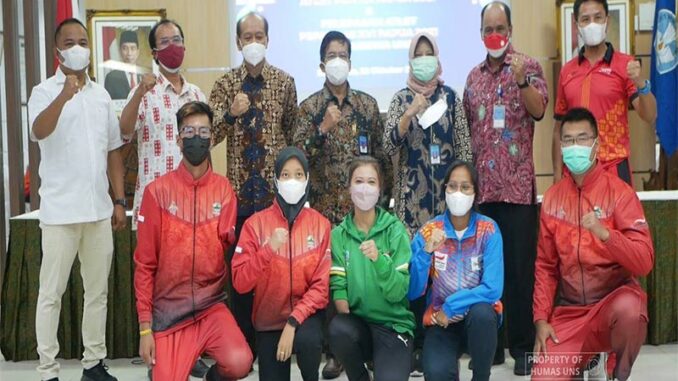 rektor-uns-lepas-mahasiswa-atlet-peparnas-ke-xvi-papua