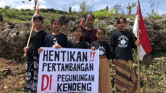 anak-anak-dari-pegunungan-kendeng-peringati-hari-pahlawan