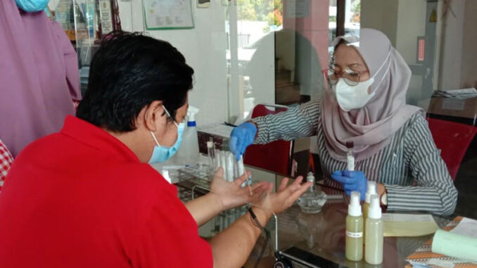mahasiswa-unsoed-kembangkan-handsanitizer-dari-daun-mangga