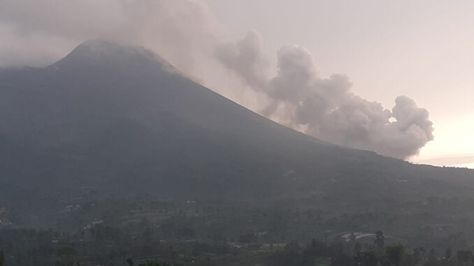 gunung-merapi-erupsi-waspada