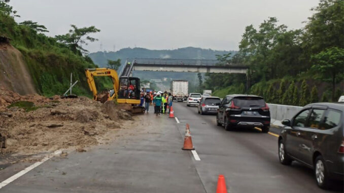 longsor-di-km-436-jalan-tol-semarang-solo