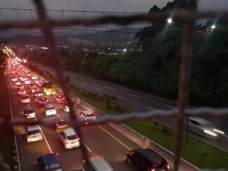 Antrean Kendaraan di Tol Dalam Kota Semarang Solo
