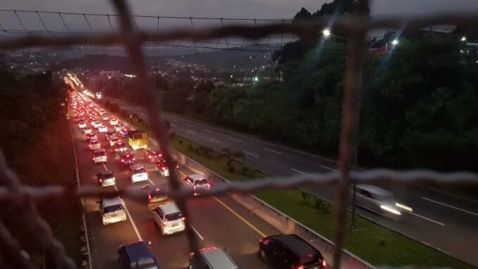 Antrean Kendaraan di Tol Dalam Kota Semarang Solo