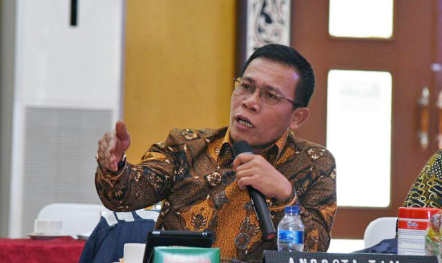 Masinton Pasaribu brutus dalam Istana