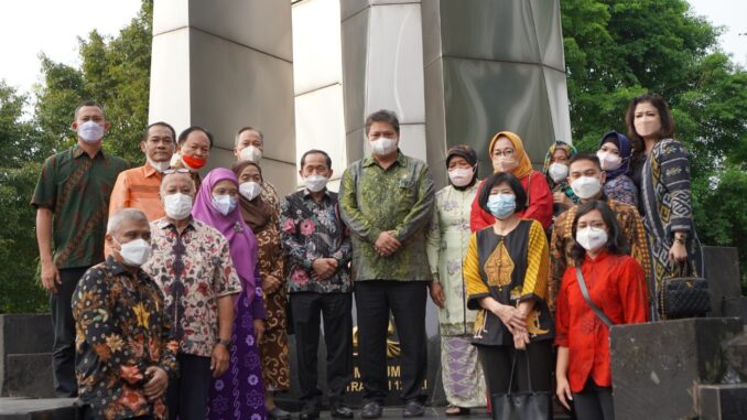 Menteri Koordinator Bidang Perekonomian Airlangga Hartart Temui Keluarga Tragedi ‘98