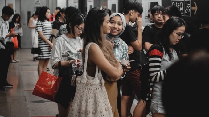 ilustrasi singapore people Singapura longgarkan pembatasan