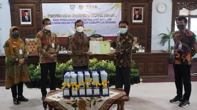 BUPATI BATANG PENUHI JANJI SELESAIKAN SERTIFIKAT TANAH KE KEPALA KORWIL VII KPK Bupati Wihaji Penuhi Janjinya, 1.800 Tanah Kini Telah Tersertifikat