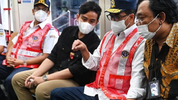 Menhub- Gibran Menhub dan Gibran Jajal KRL Solo Balapan-Palur, Target Operasional Juli 2022