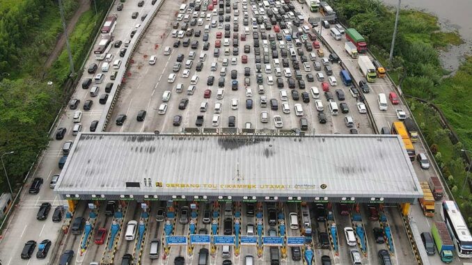Kendaraan memasuki Jakarta