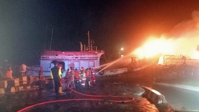 kebakaran dermaga 45 Kapal Terbakar di Dermaga Cilacap