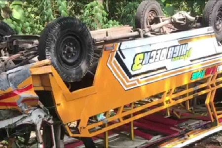Kereta Kelinci Terguling