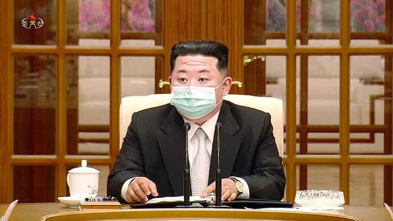 kim jong un Korut Laporkan 1,2 Juta Warganya Terindikasi Terpapar Covid-19