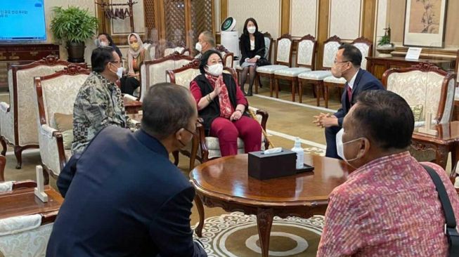 megawati-hadiri-pelantikan-presiden-korea-selatan Megawati Terima Gelar Profesor Kehormatan Presiden Yoon