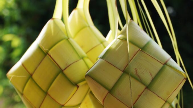 Pedagang Selongsong Ketupat 