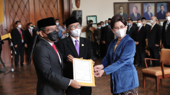 Prof Ova Emilia Resmi Dilantik Sebagai Rektor UGM Periode 2022-2027