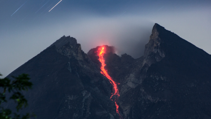 Dalam Sepekan Merapi Gugurkan Lava Sebanyak 70 Kali, Jarak terjauh 1.800 Meter