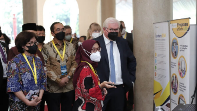 UGM Berkunjung ke UGM, Presiden Jerman Frank-Walter Steinmeier Antusias Melihat Pameran Penelitian