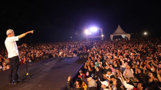 Konser Trisakti, Ganjar dan Puluhan Ribu Warga Goyang Ambyar di Benteng Vastenburg