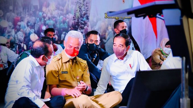 Ganjar dan Jokowi Syukuran Hasil Bumi Bersama Ribuan Petani di Batang