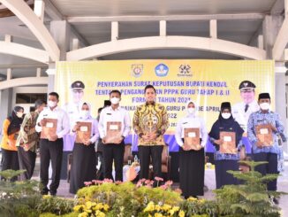 Bupati Kenal Dico Serahkan SK Guru PPPK Seleksi Tahap Satu dan Dua Tahun 2021