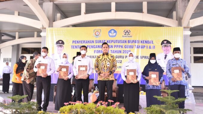 kendal (1) Bupati Kenal Dico Serahkan SK Guru PPPK Seleksi Tahap Satu dan Dua Tahun 2021