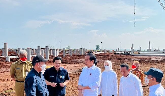presiden-jokowi-didampingi-menteri-bumn-erick-thohir-hingga-gubernur-jateng-ganjar-pranowo-di-batang-foto-laily-rachev-biro-pe-5 Jokowi: Industri Baterai Listrik Terintegrasi di KIT Batang Serap 20.000 Pekerja