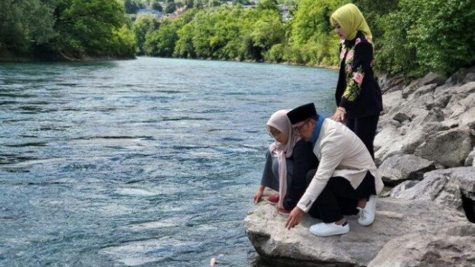 ridwan-kamil-atalia-dan-zara Keluarga Ridwan Kamil Percayakan Sepenuhnya Pencarian Eril Pda KBRI Bern di Swiss