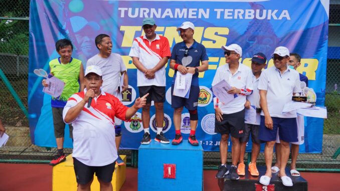 42 Profesor Ikuti Turnamen Terbuka Tenis Profesor 2022 di UNNES, Wamenkumham Juara 1