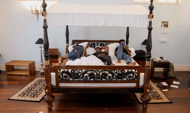 Demo Srilangka Viral Demonstran Hitung Uang Jutaan Rupee Yang Ditemukan di Rumah Presiden Sri Lanka