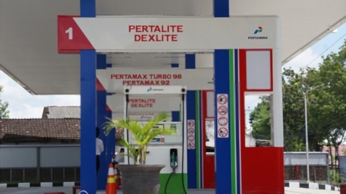 SPBU Pertamina Aturan Pembatasan BBM Bersubsidi Direvisi, Mobil Mewah DIlarang Minum Pertalite dan Solar Subsidi