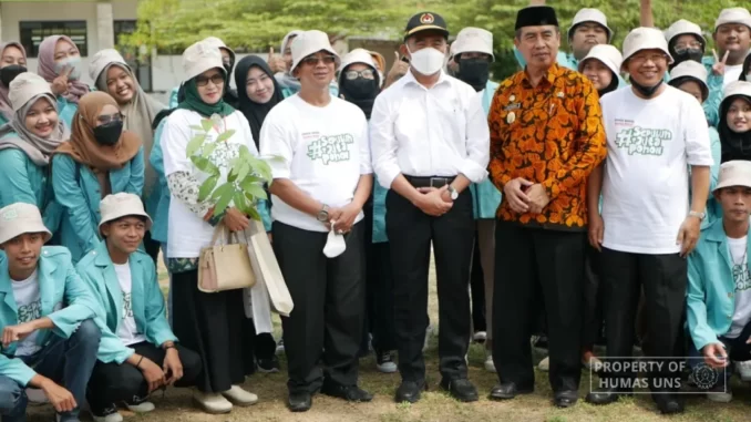 UNS Rektor Wajibkan Mahasiswa Baru UNS Bawa Bibit Pohon Untuk Ditanam
