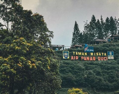 Wisata air panas Guci Tak Hanya Terkenal Wartegnya, Tegal Menyimpan Kekayaan Wisata Alam Yang Wajib Dikunjungi