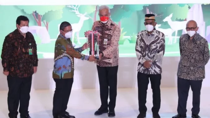 ganjar Ganjar Terima Penghargaan Green Leadership Nirwasita Tantra 2021 dari KLHK