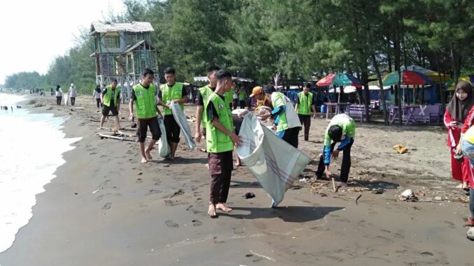 PWK UNDIP Keren! Alumni PWK Undip Bersihkan 2,1 Ton Sampah Di Pantai Wonokerto Pekalongan