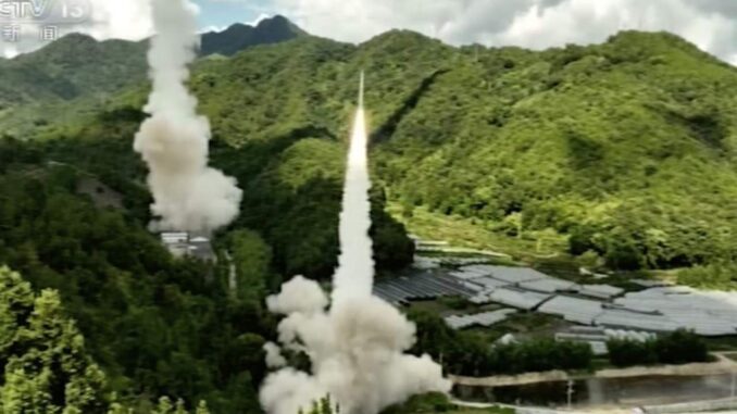 Makin Memanas, China Tembakkan Sejumlah Rudal Balistik Dongfeng Di Selat Taiwan