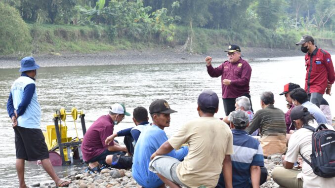 Tim Dosen FMIPA Unsoed Aplikasikan Pompa Air Bertenaga Kincir Untuk Petani Ikan di Banyumas