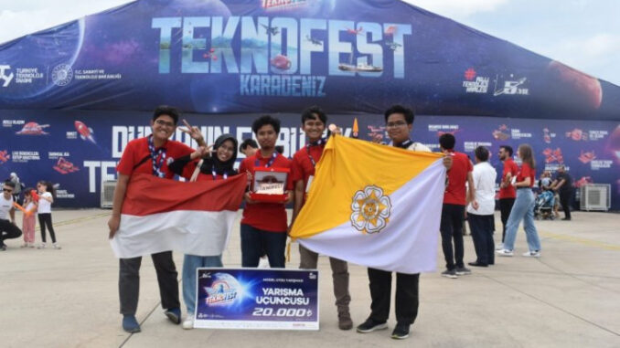 UGM Juara 3 Dunia di Kompetisi Model Satelit Turki