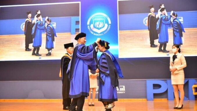 puan maharani saat terima doktor kehormatan puan maharani