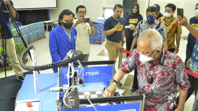 Udinus Ciptakan Robot Catur