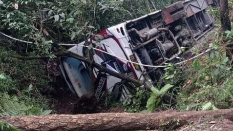 Bus Terjun jurang magetan bus pariwisata